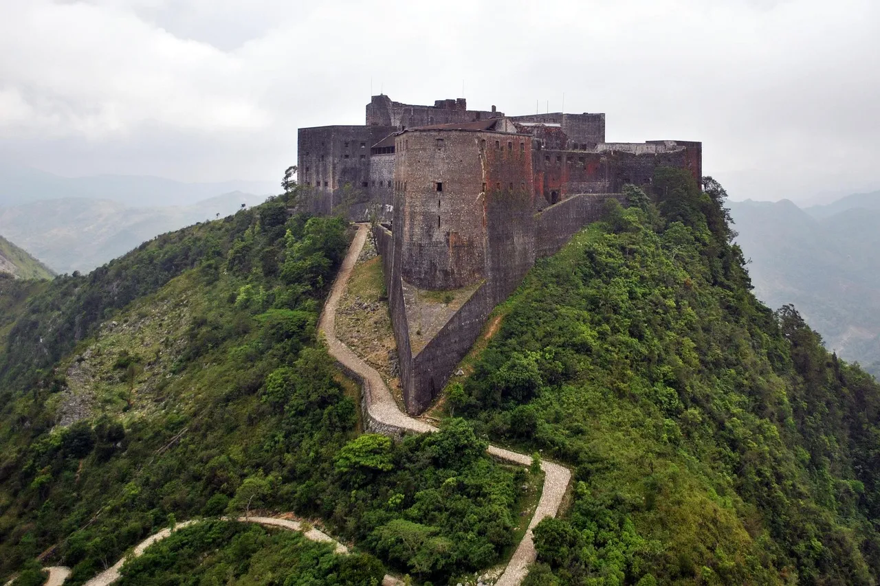 La fortaleza de la Citadelle Laferrière en la cima de una montaña cubierta de vegetación.